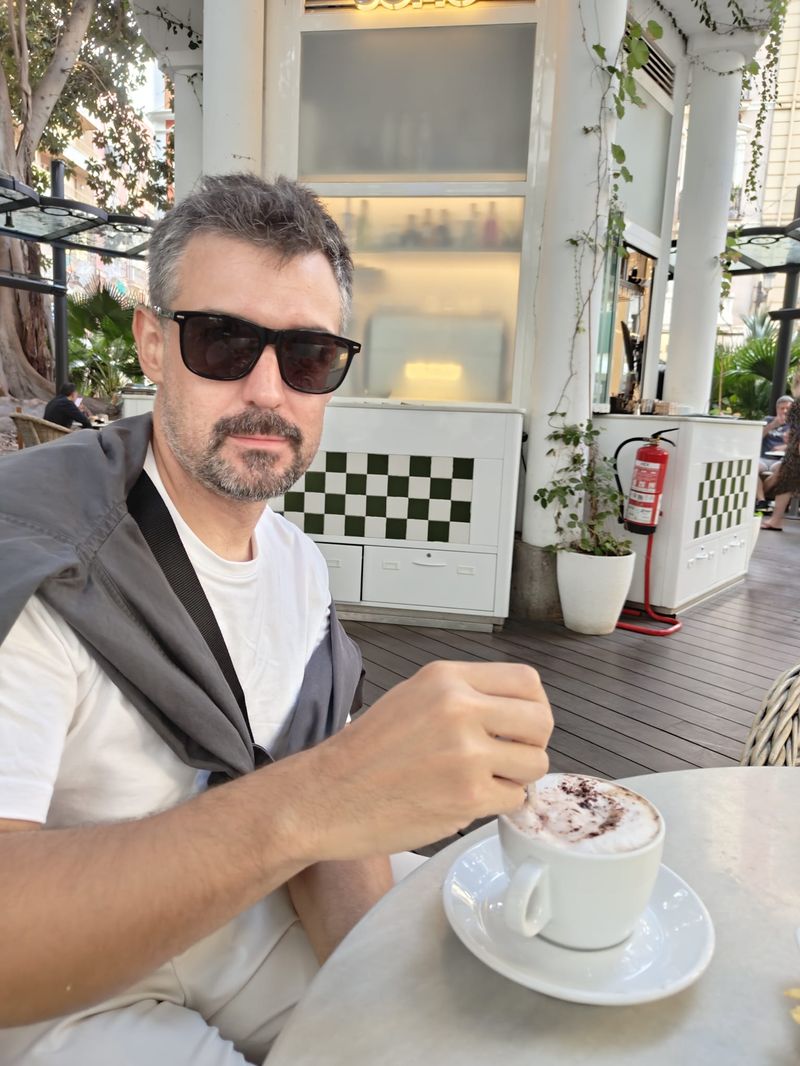Nico tomando un cappuccino en el Mediterráneo