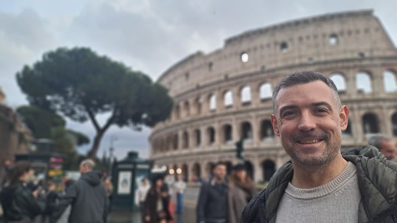 Nico frente al Coliseo en Roma